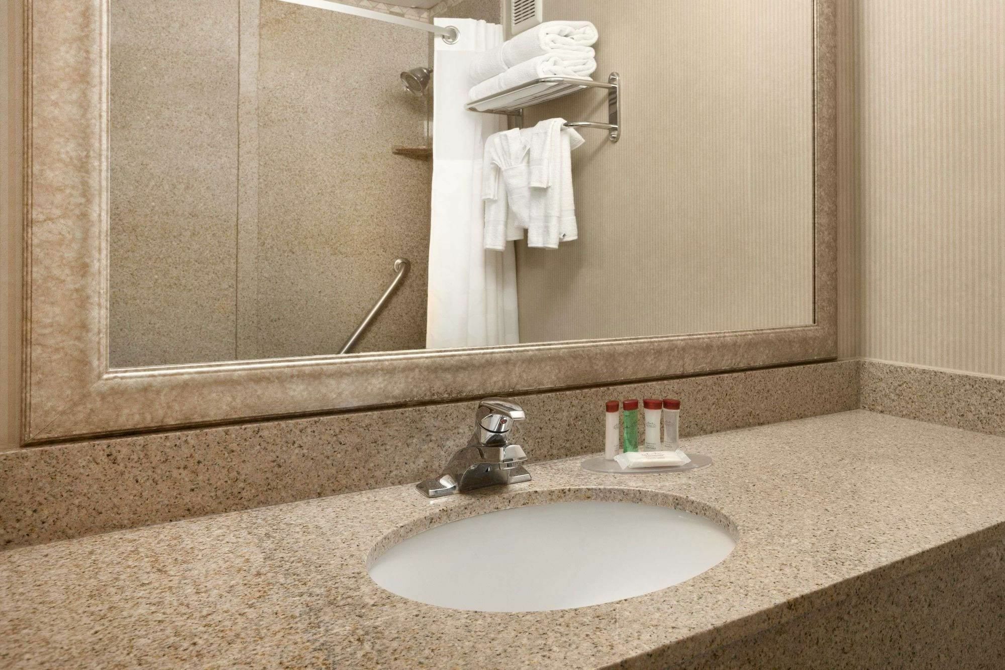 Ramada By Wyndham Newark/wilmington Newark